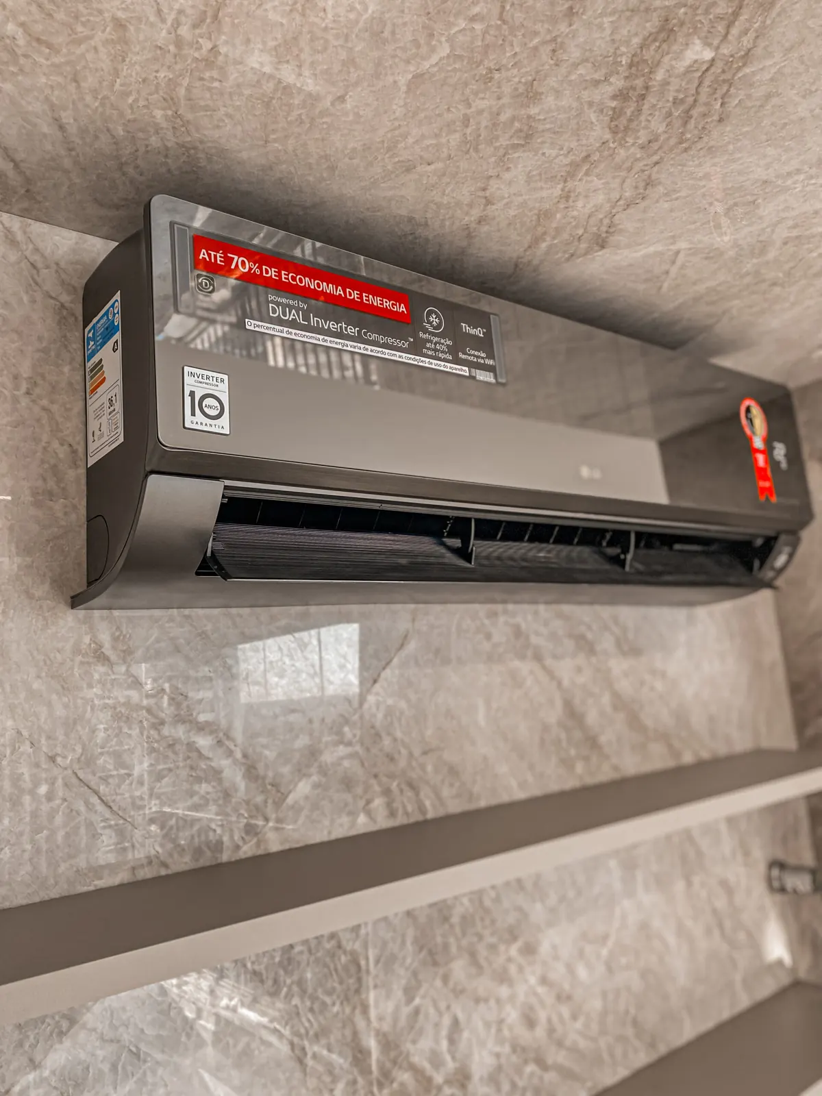 Split LG instalado em parede de mármore