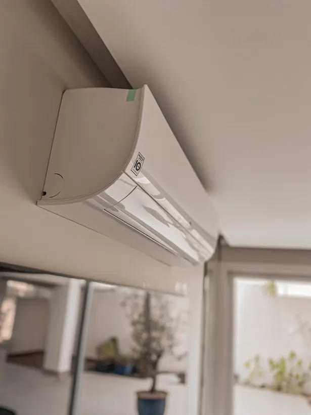 Split instalado na sala de um apartamento