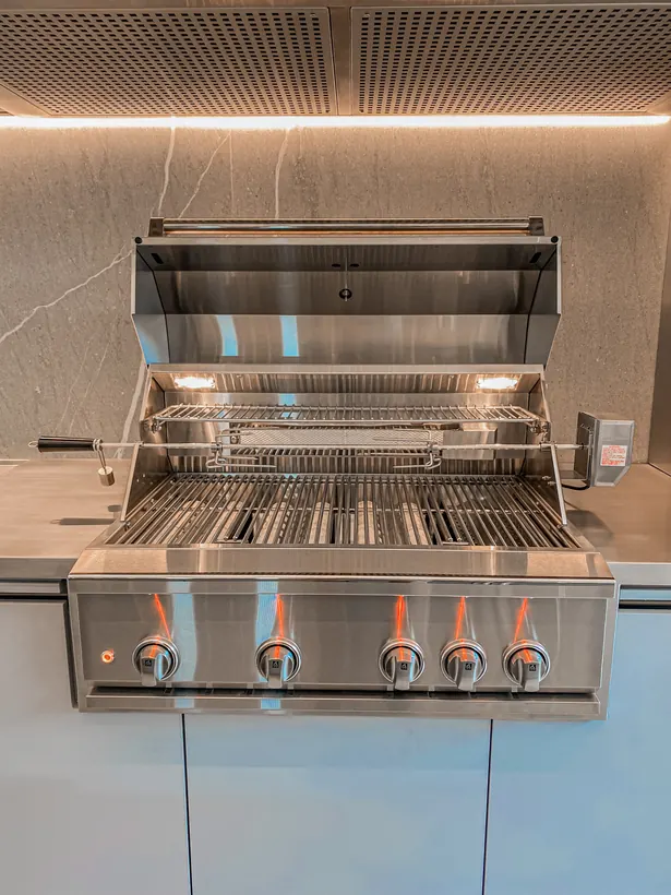 Churrasqueira a gás de inox em área gourmet