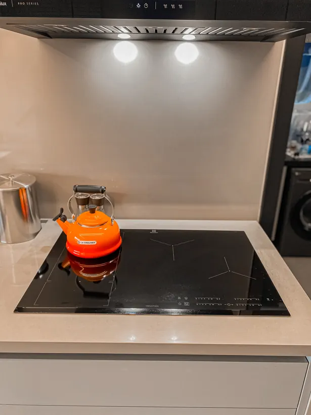 Cooktop de indução em bancada clara