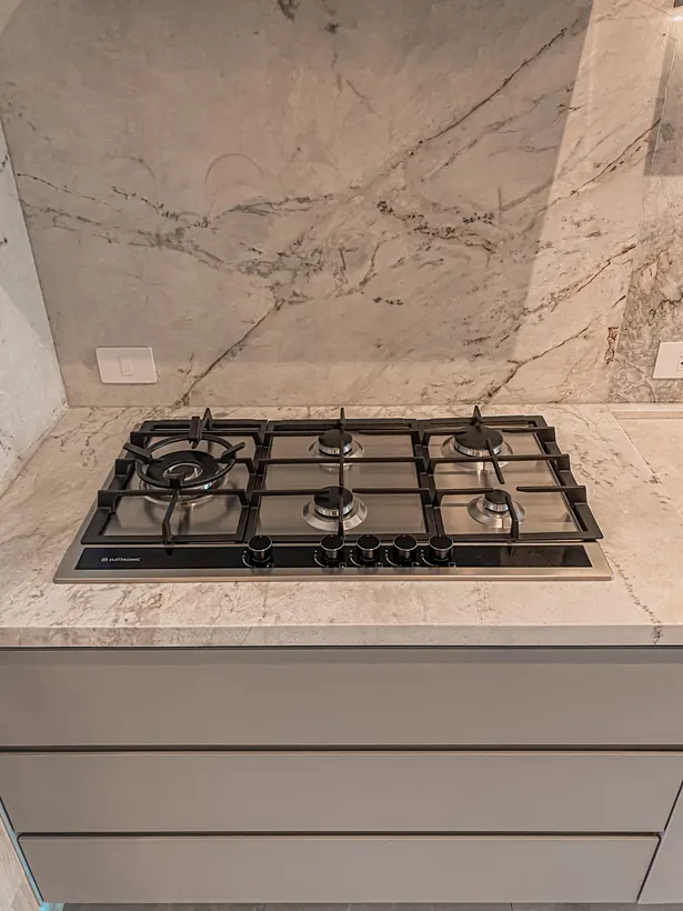 Cooktop a gás embutido em bancada de mármore
