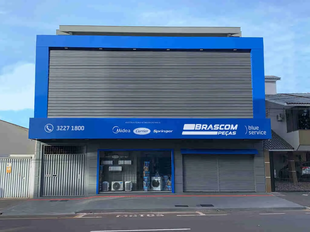 Fachada azul da Brascom Peças na Av. Brasil, 711, em Maringá