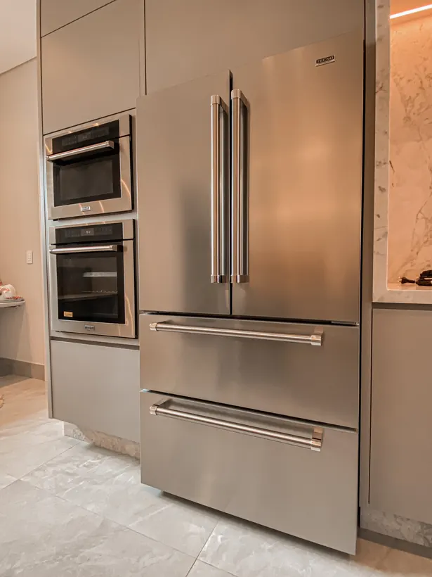 Coluna de fornos e refrigerador embutidos