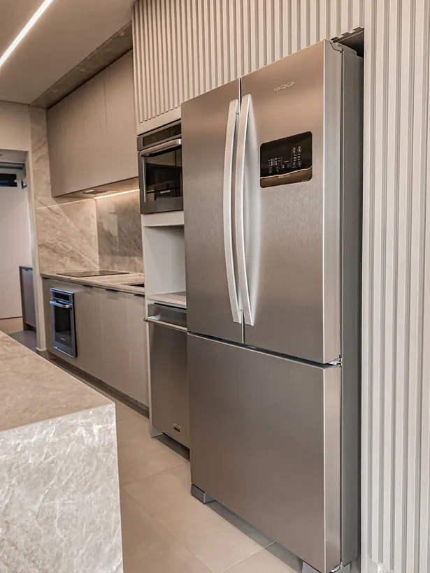 Geladeira French Door de inox em cozinha planejada