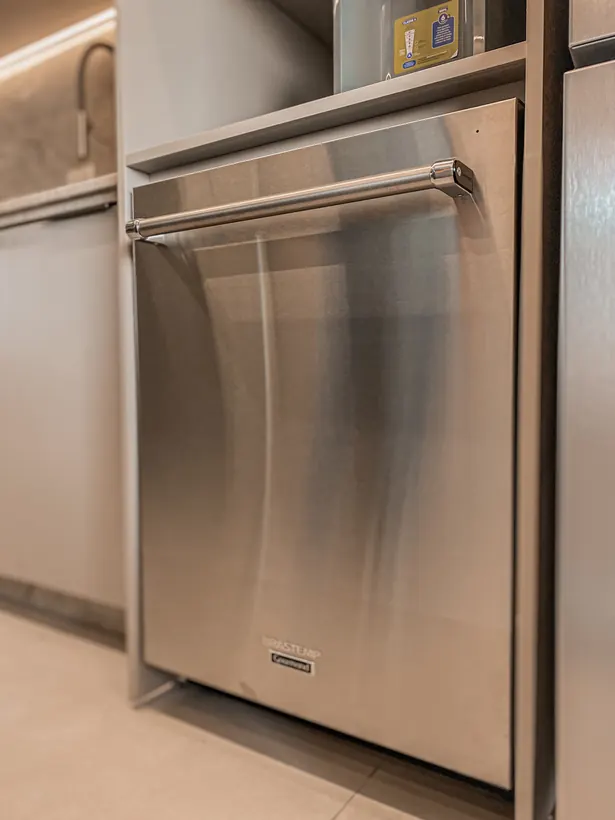 Lava-louças de inox embutida na cozinha